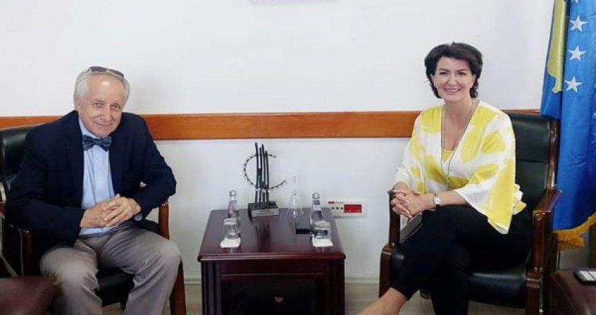 Ministri Latifi  takon Atifete Jahjagën