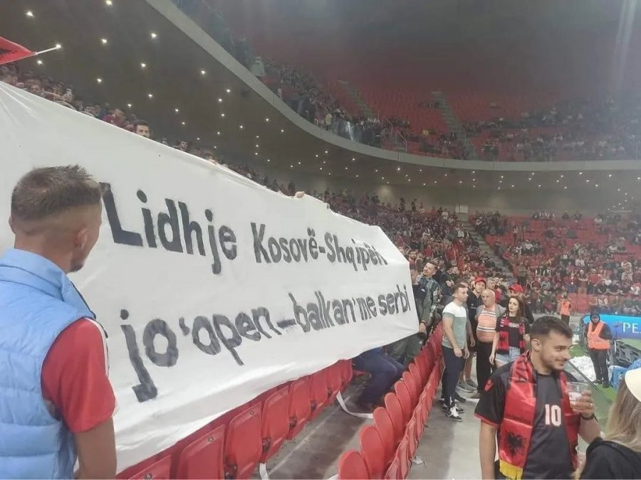 Banderola kundër Ramës ndez ‘Air Albania’-n: Lidhje Kosovë-Shqipëri, jo Open-Balkan’ me Serbi