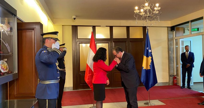 Kryediplomati austriak tregohet 'xhentëlmen', ia puth dorën presidentes