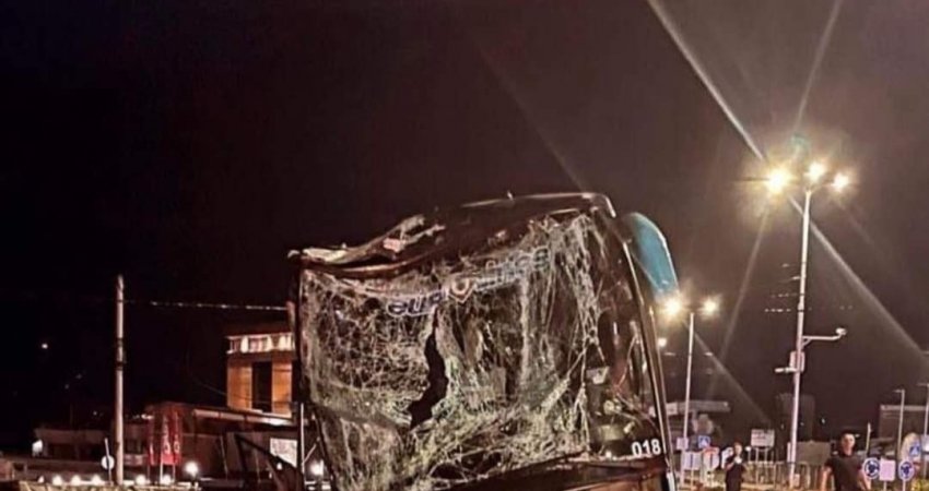 Autobusi në Gjilan i këput telat e rrymës dhe aksidentohet, tre persona lëndohen