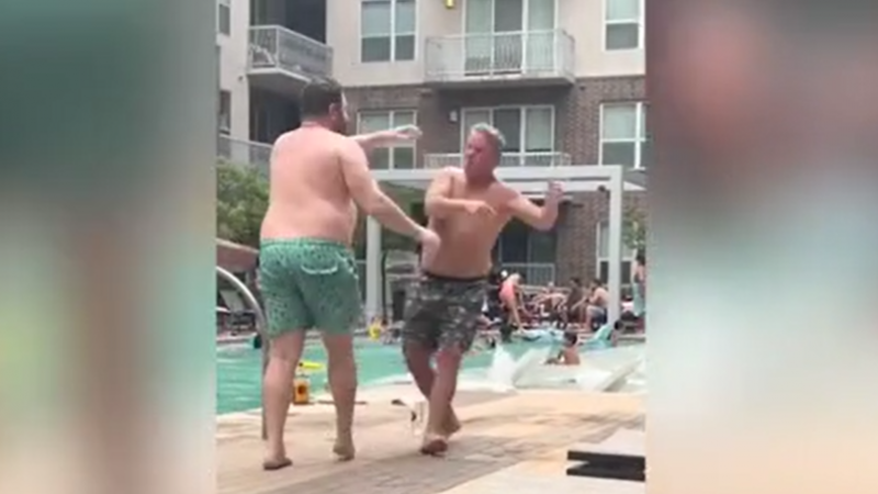 Video bëhet virale, ja si u rrahën këta dy burra për një shezllon në Amerikë