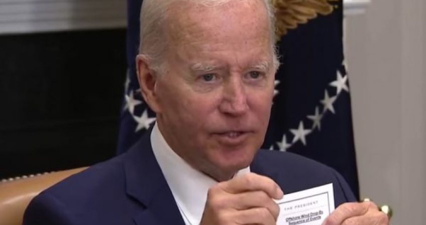'Përshëndet, ulu, largohu', Joe Biden tregon pa dashje letrën me udhëzimet e sakta se çfarë duhet të bëjë