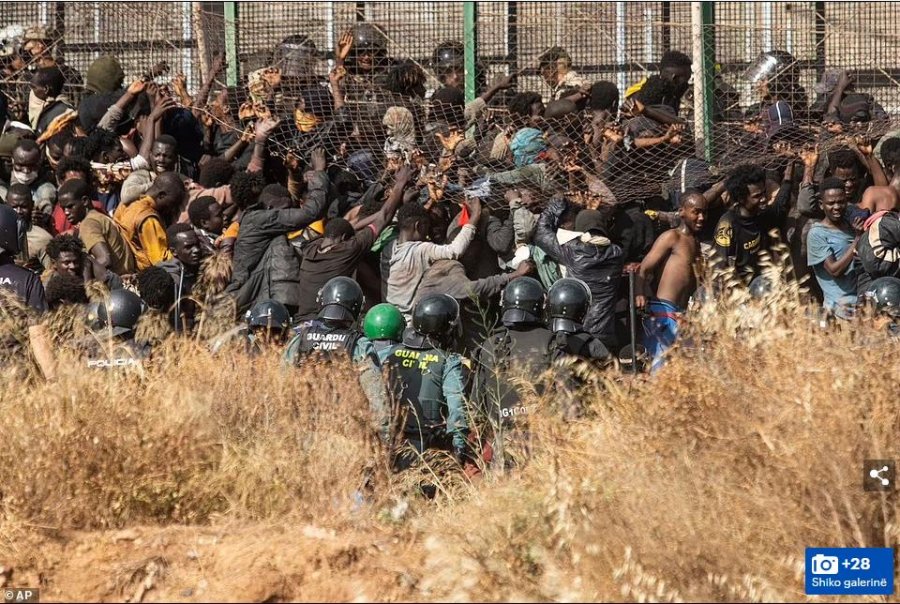 Kaos i ri për BE-në, emigrantët sulmojnë gardhin në enklavën spanjolle në kufi me Marokun 