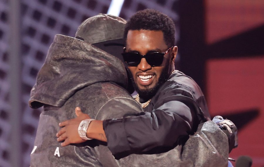 Kanye West nderon mikun e tij dhe nuk harron të përmendë Kim Kardashian në skenë