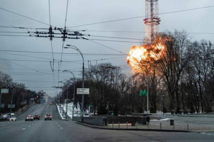 VIDEO/ Momenti kur Rusia sulmon kullën televizive në Kiev, raportohet për 5 viktima