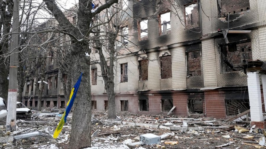 VIDEO-FOTO/ Imazhe rrëqethëse nga qendra e Kharkiv tregojnë viktimat e shtrirë mes pluhurit  