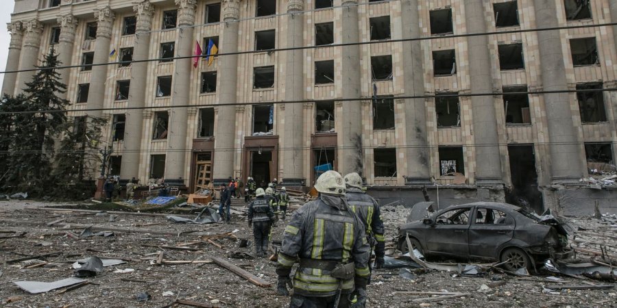 Rusia kalon caqet, bombardon kompleksin e pallateve pranë spitalit në Kharkiv, 10 të vrarë