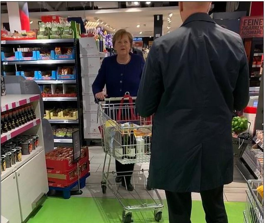 Merkel vidhet në supermarket, edhe pse me truprojë