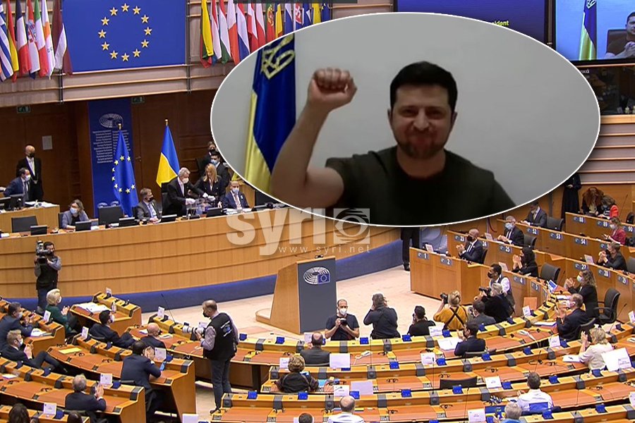 VIDEO/ Përshëndetje heroike! Zelensky ngre grushtin, eurodeputetët ngrihen në këmbë