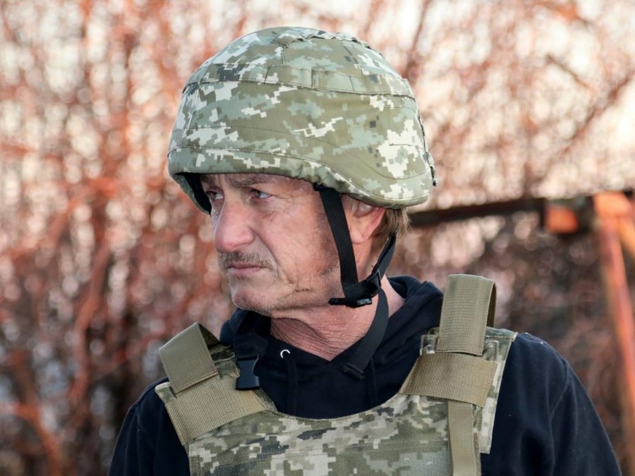 Ylli i Hollivudit Sean Penn i bashkohet eksodit të ukrainasve drejt Polonisë më këmbë