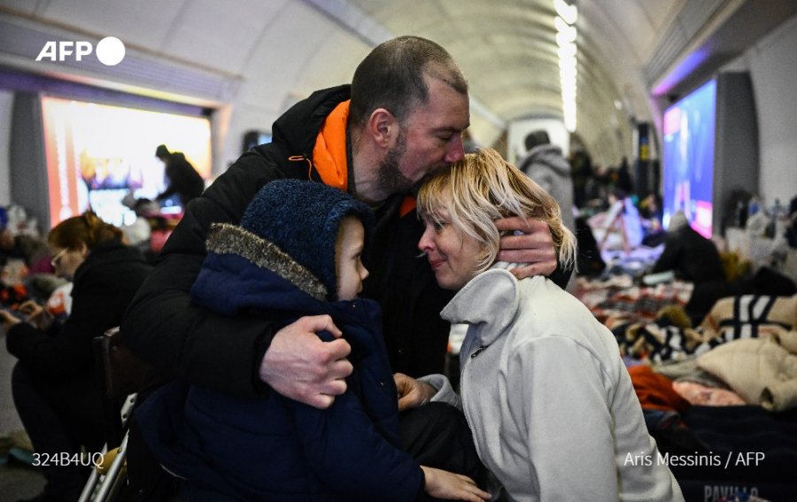 Qindra mijë ikin, mijëra strehohen në stacionet e metrove të Kievit - FOTO