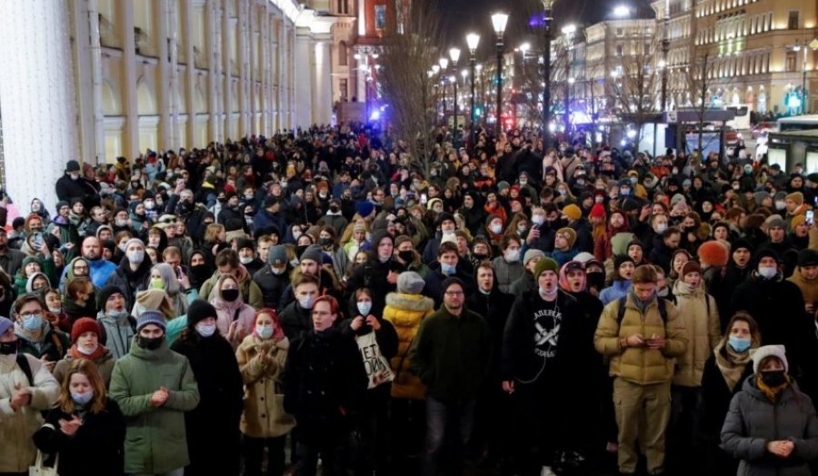 Rusia ndalon protestat kundër pushtimit të Ukrainës në Moskë  