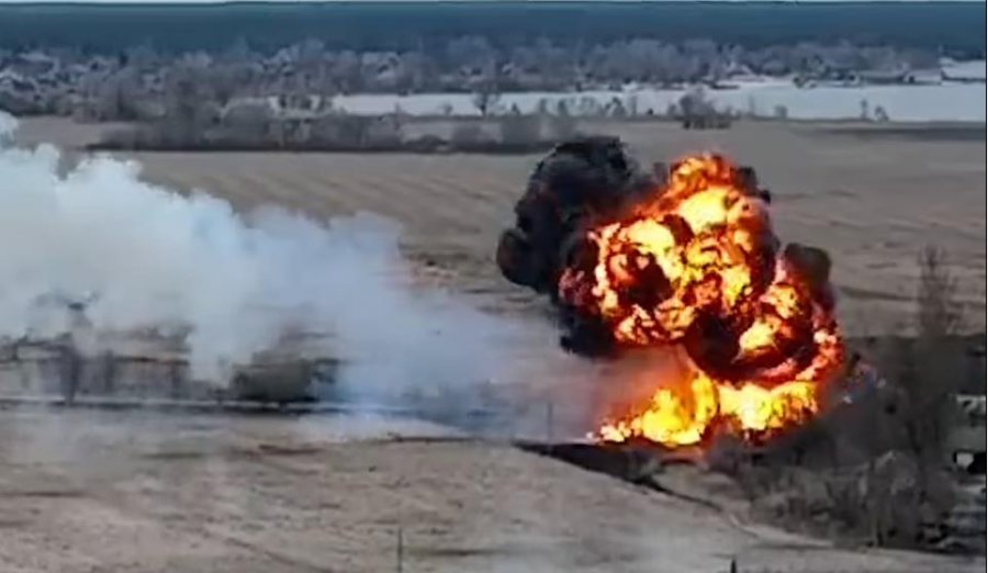 Lufta në ajër/ Ukrainasit festojnë teksa rrëzojnë dy avionë rusë dhe shkatërrojnë helikopterin afër Kievit  