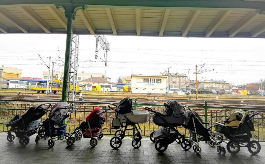 Gjesti njerëzor i grave polake, lënë karroca në kufi për nënat me fëmijë të vegjël që vijnë nga Ukraina