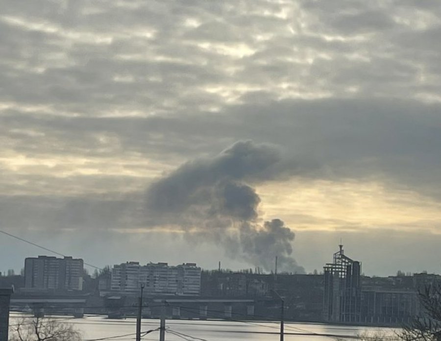 VIDEO/ Ushtarët rusë bombardojnë godinat e banimit në qytetin ukrainas