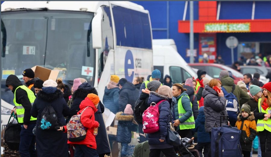 Mijëra refugjatë ukrainas vazhdojnë të vërshojnë drejt Polonisë