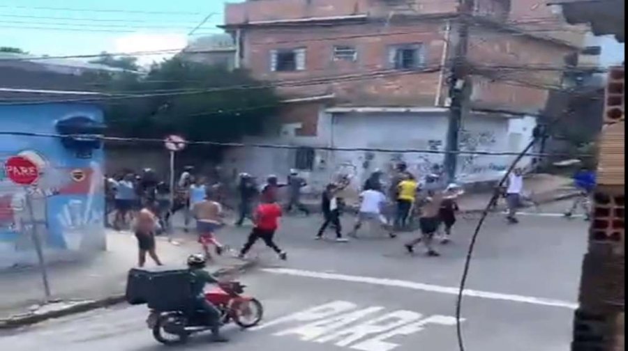 VIDEO/ Organizojnë nëpërmjet rrjeteve sociale përleshje masive, vritet një tifoz me armë zjarri