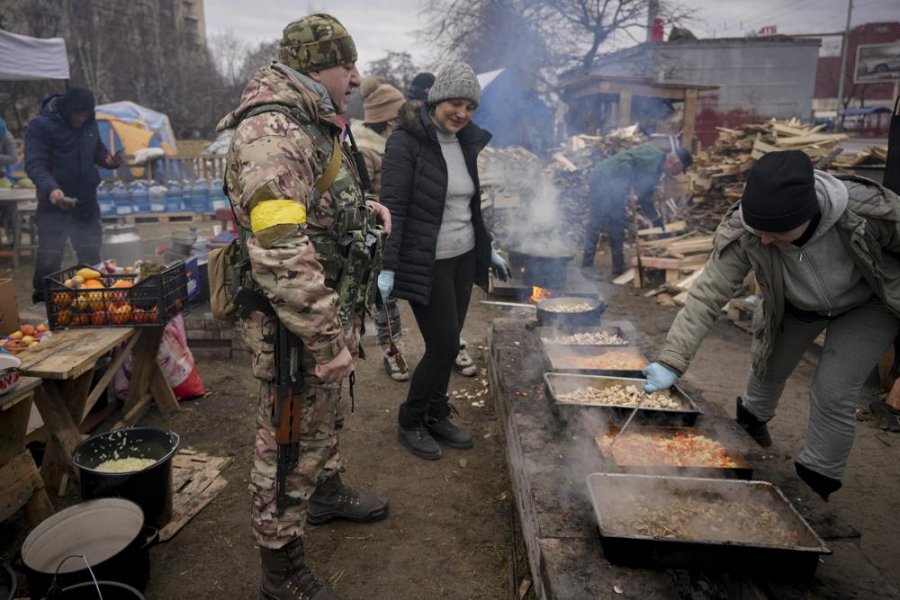 'Po, na duhet një dorë këtu': Kuzhina fushore ngrihen nëpër kryeqytetin e Ukrainës 