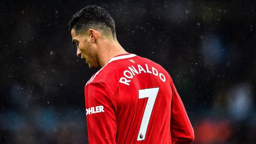 Ronaldo në qendër të kritikave, portugezi kërkon largimin nga United
