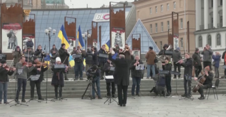 Ukraina “sfidon” luftën me muzikë, koncert në qendër të Kievit dhe në Odesa