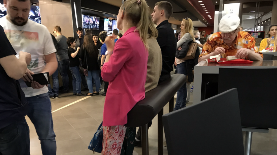 McDonalds mbyllet në Rusi, radhë para dyqaneve për sanduiçin e fundit