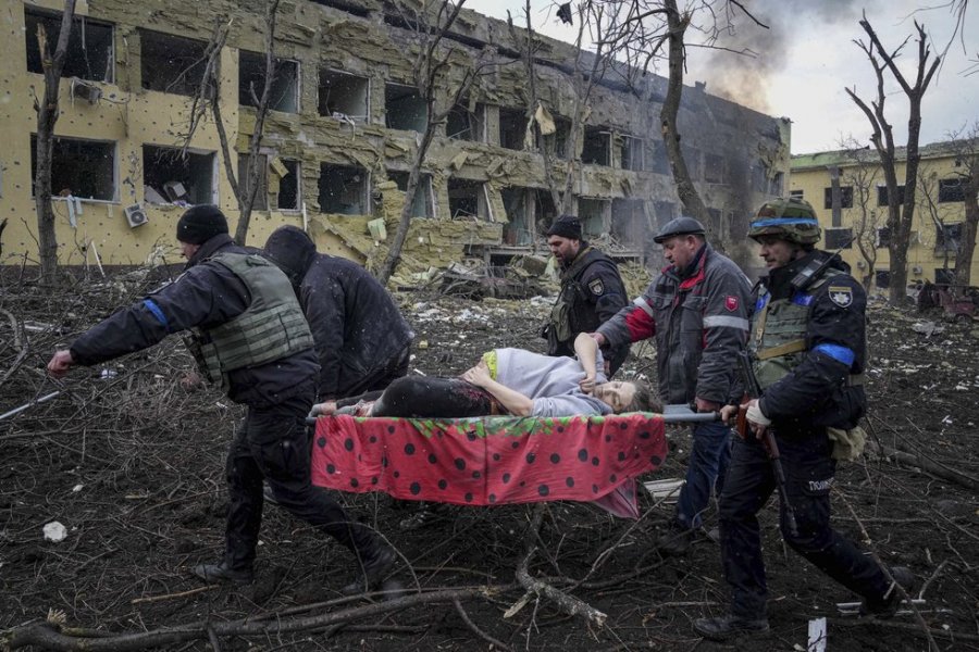 VIDEO/ Gruaja shtatzënë dhe foshnja vdesin pasi Rusia bombardoi maternitetin: Kujdes, pamje të rënda