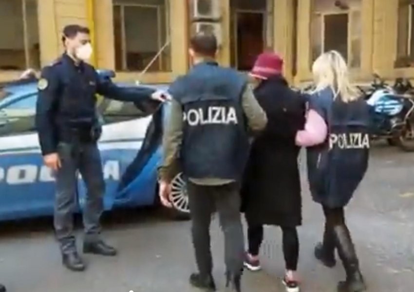 VIDEO/ Me pallto të zezë dhe kapuç, momentet kur Elsa Lila futet në makinën e policisë