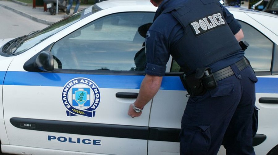 ‘Jam kolegu juaj’/ Lëvizte me fenelina policie rrugëve të Greqisë, shqiptari ilegal arrestohet nga efektivët