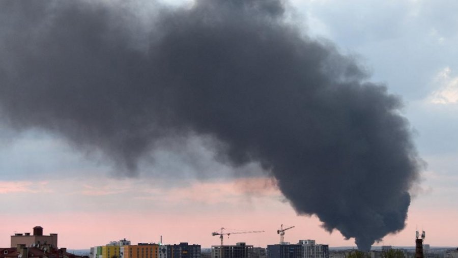 Rusët godasin TEC-et në Lviv ndërsa BE përgatit ndalimin e importeve të naftës