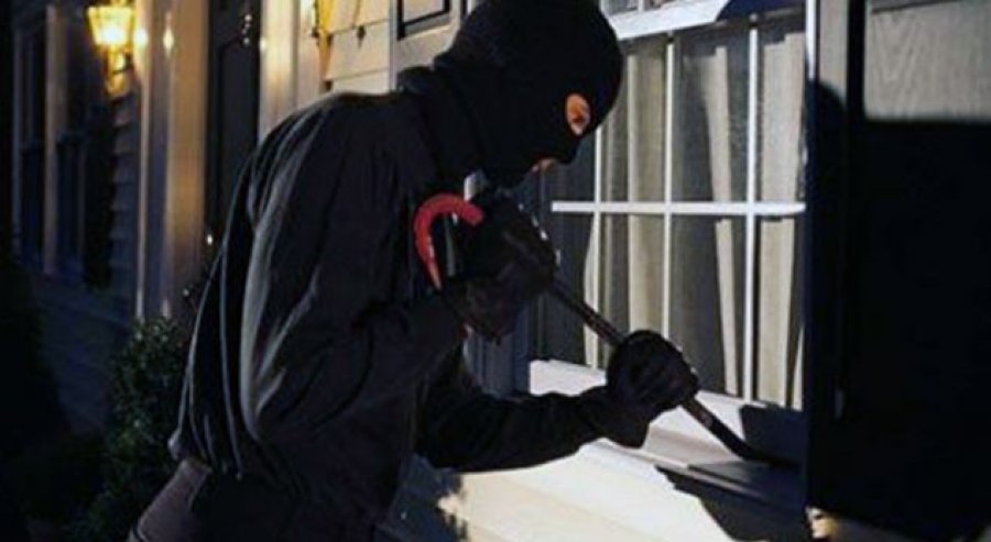 Grabitje me armë në Klos, maskat marrin mijëra euro në një banesë