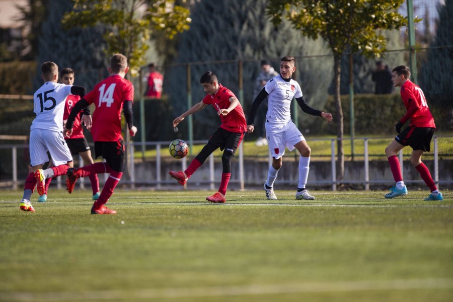 Edhe Kombëtarja U-15 zbret në fushë, trajneri Dama teston 40 lojtarë