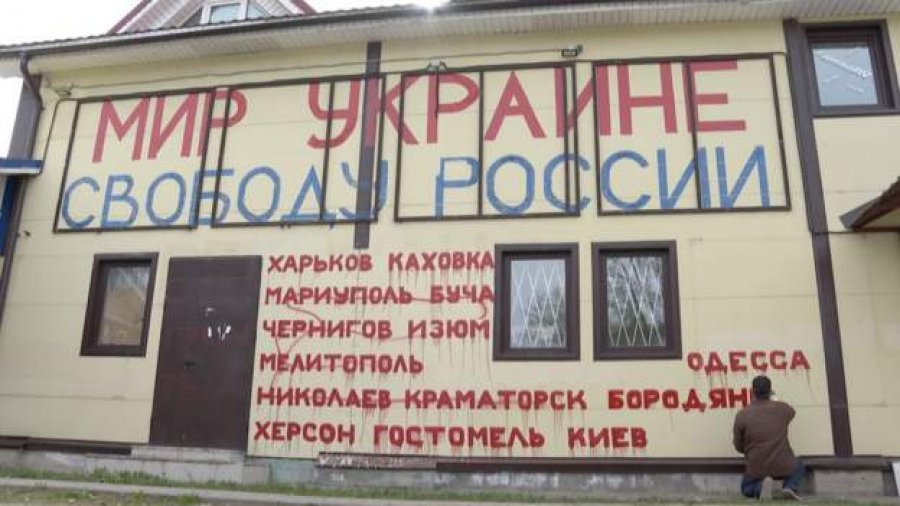 Rusi shkruan në biznesin e tij emrat e qyteteve ukrainase të sulmuara nga Kremlini