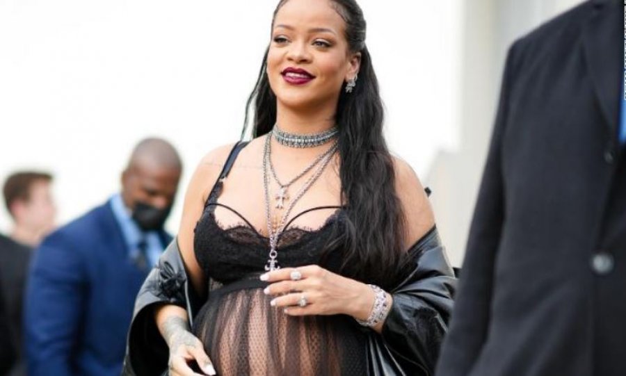 Rihanna bëhet nënë për herë të parë, zbulohet gjinia e fëmijës