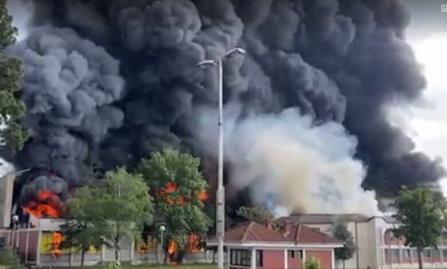 Tetovë: Zjarri në fabrikë, qytetarëve u kërkohet të mos dalin, tymi shpërndau grimca kancerogjene
