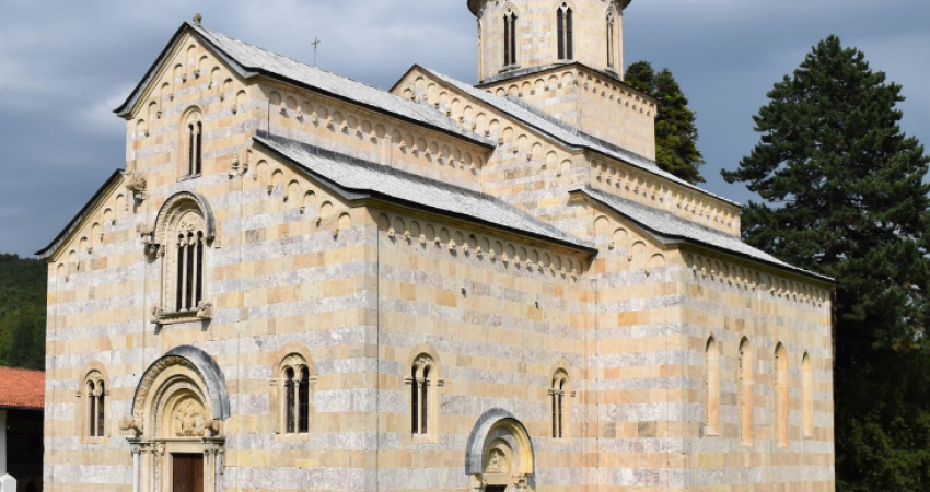 Listuan Manastirin e Deçanit si monument të rrezikuar, Europa Nostra zbarkon vetë në Kosovë