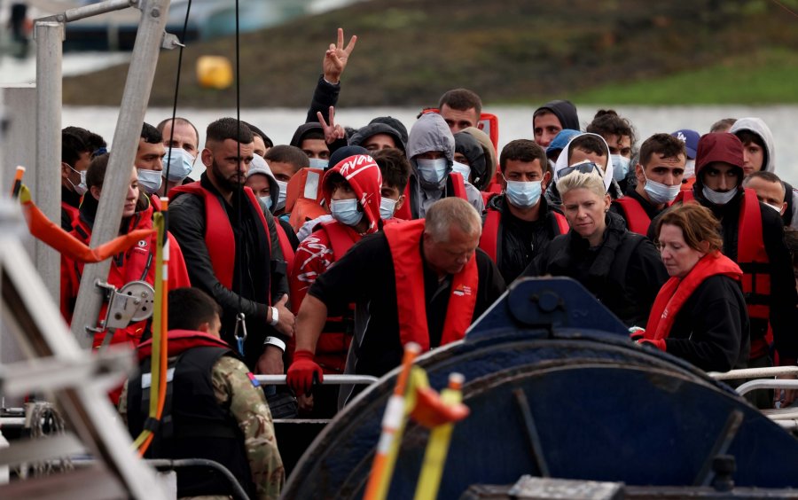 Plani i qeverisë britanike: Shqiptarët do të deportohen sapo të mbërrijnë