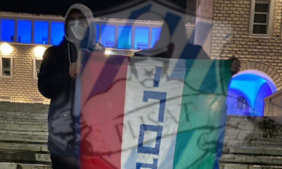 “Plisat” në aksion kundër tifozëve italianë, e marrin flamurin e një grupi të tyre