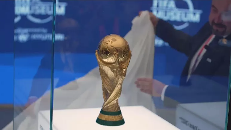 FIFA prezanton trofeun e fitores së Kupës së Botës për këtë vit në Doha
