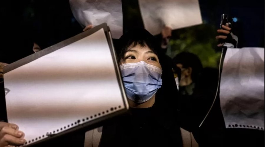 Protesta e letrave të bardha/ Vajzat e reja po udhëheqin revoltën në Kinë