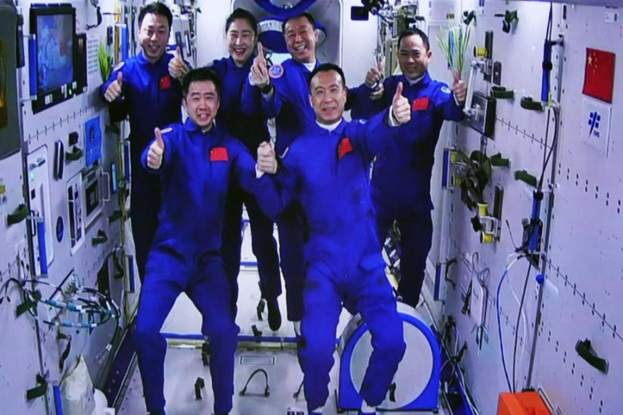 Bashkohen në anijen kozmike kineze, dy misione me gjashtë astronautë, takim historik
