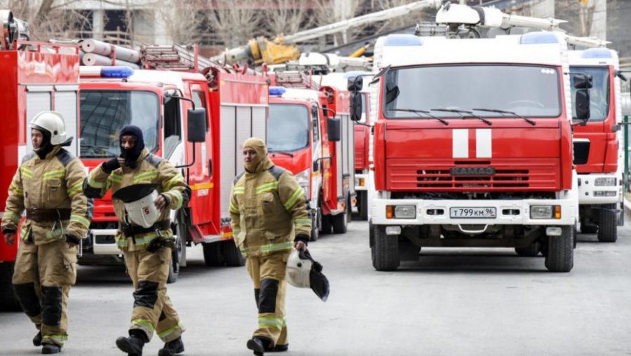 Zjarr në një magazinë nafte në Rusinë perëndimore 