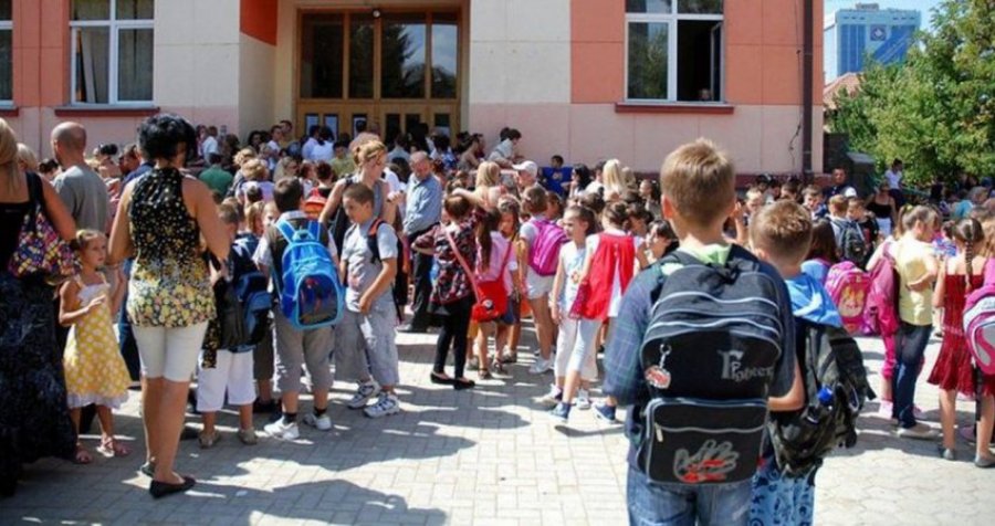Pas një muaji grevë, sot fillon në Kosovë viti i ri shkollor 