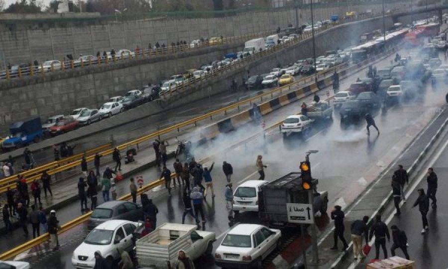 Trazirat në Iran, policia përleshët me studentët