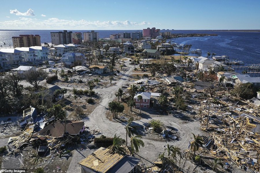 VIDEO/ Pamje apokaliptike, dallga 4,5 metra zhduk ndërtesat në bregdet