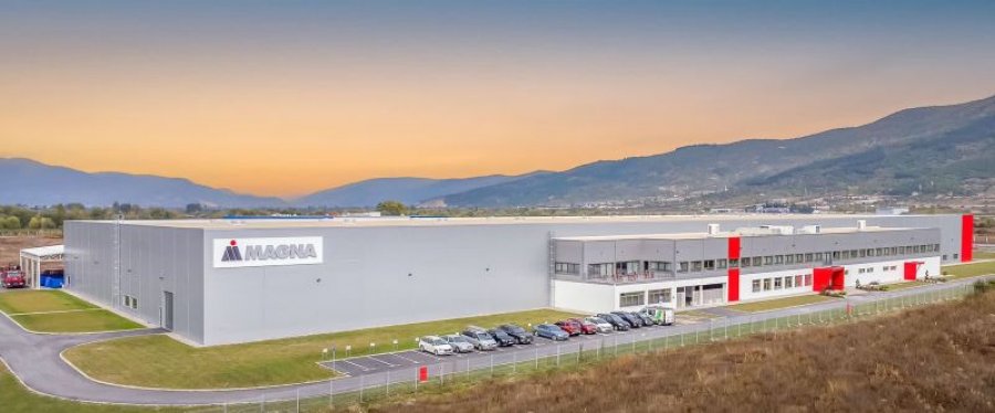 Maqedonia e Veriut sërish një hap para Shqipërisë; Magna hap fabrikë në Strugë me një mijë të punësuar