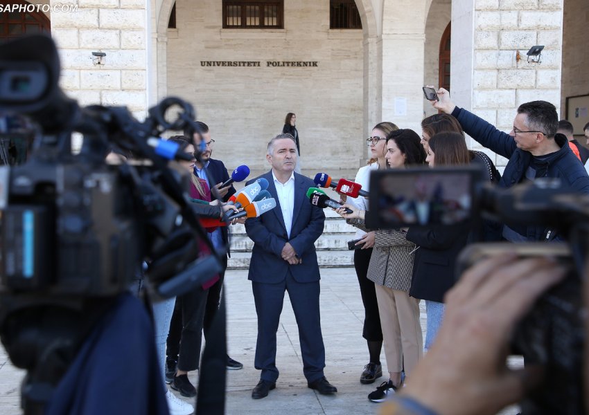 Pedagogët e vazhdojnë protestën e tyre