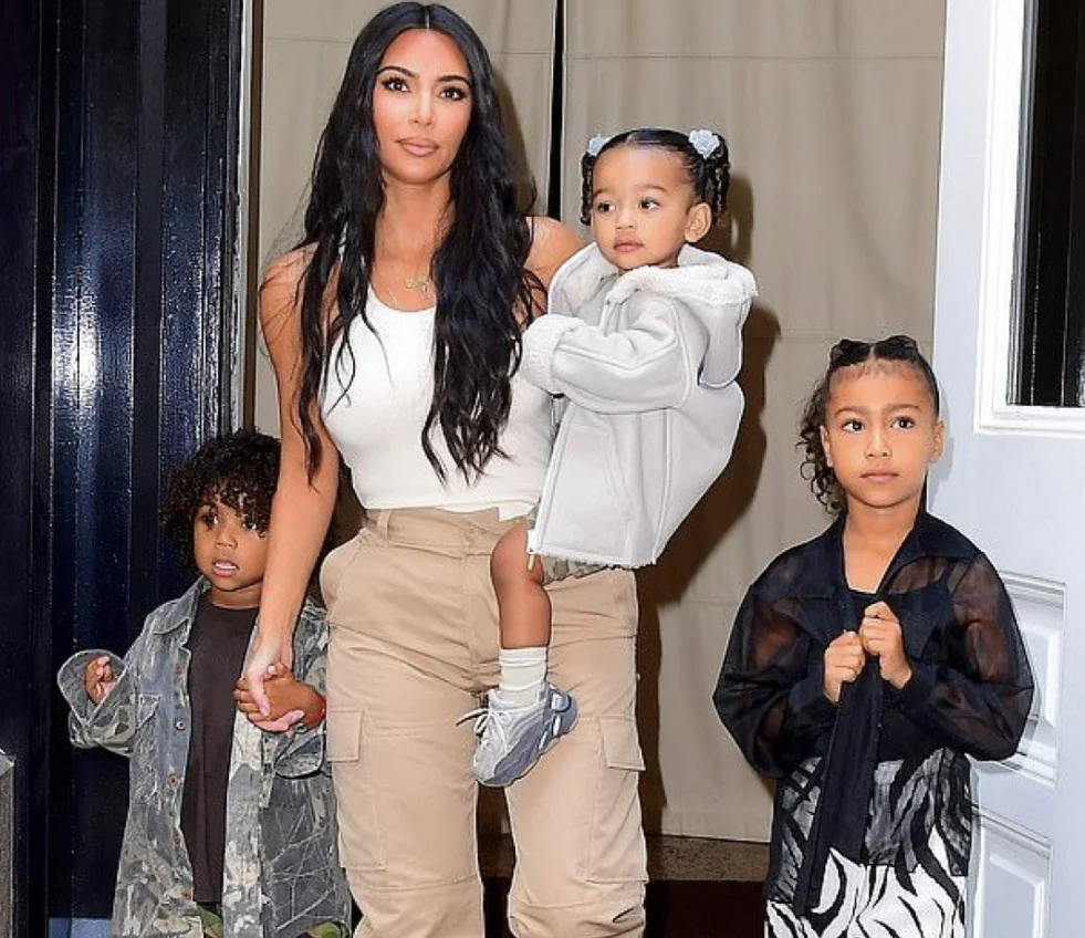 Zbulohet se sa Kim Kardashian i paguan dadot e saj për shërbimet 24 orë në 7 ditë
