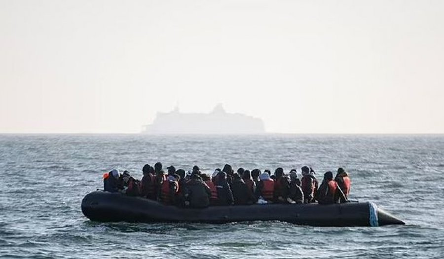 Shqipëria konsiderohet ‘vend i sigurt’/ Sekretarja e Brendshme britanike: Azilkërkuesit do të deportohen për 10 ditë