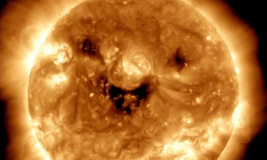 NASA shkrep fotografi të Diellit duke ‘buzëqeshur’
