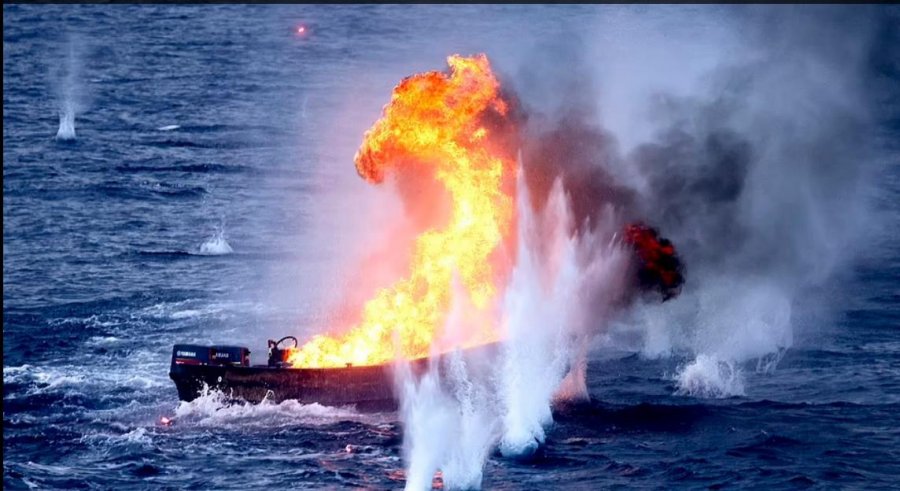 Marina britanike shpërthen anijen që përdorej për trafik droge, sekuestrohen 400 kilogram kokainë